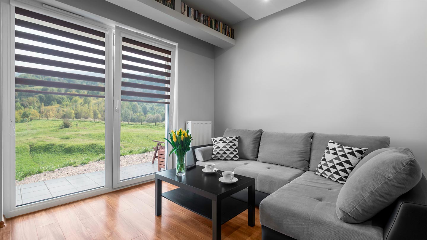 Cortinas roller instaladas en living