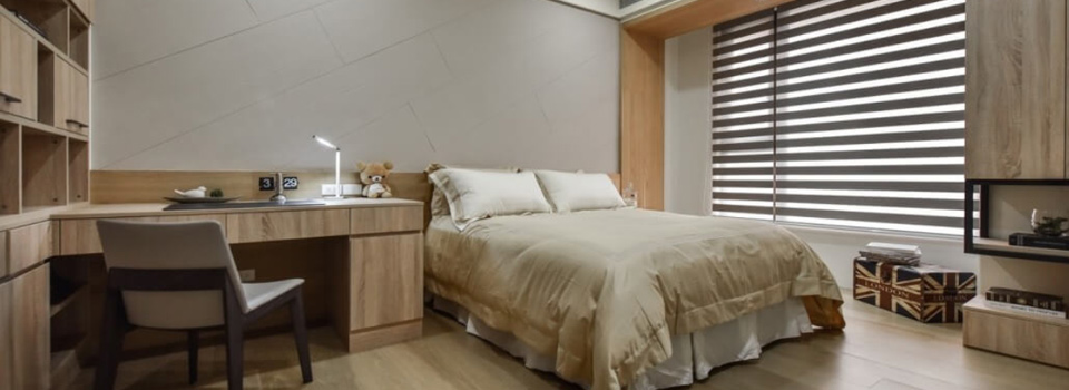 Cortina roller blackout en dormitorio