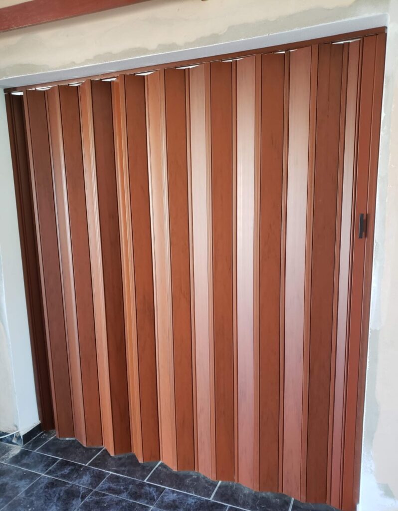 Puerta plegadiza de PVC símil madera para aberturas anchas