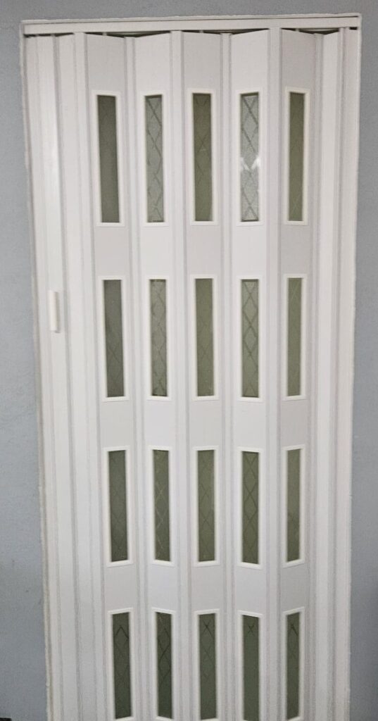 Puerta plegadiza de PVC blanca con vidrios